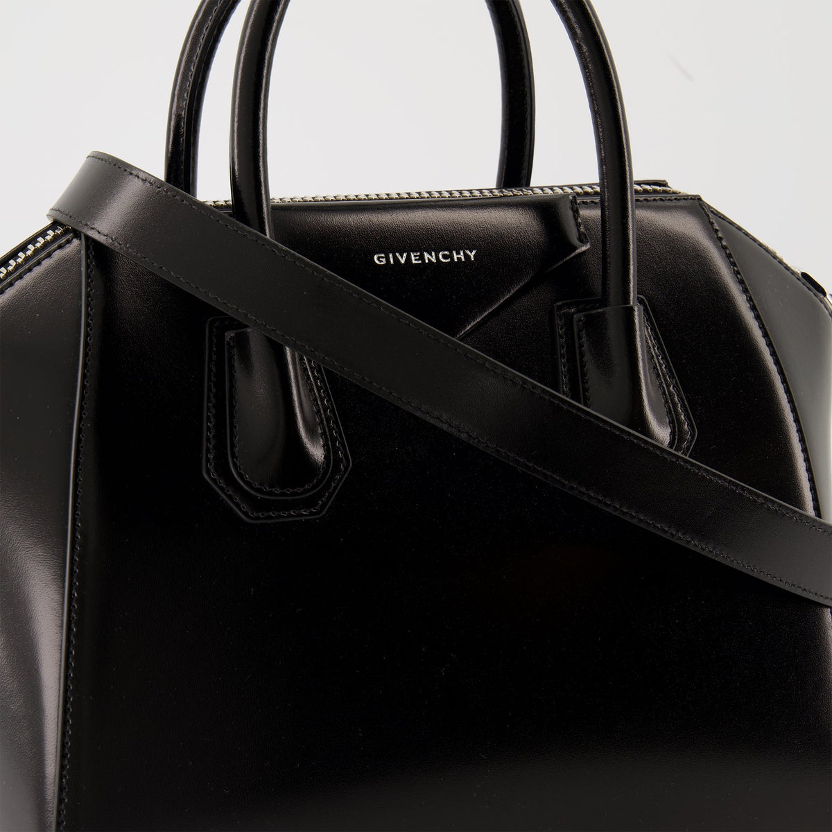 Antigona Small Top Handle Bag – Black
